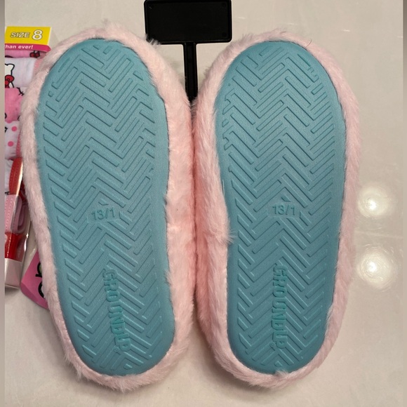 Hello kitty slippers size 13/1 and briefs size 8 - Picture 4 of 10